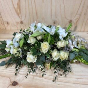 Rouwbloemstuk met witte rozen en orchideeën