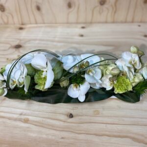 Rouwbloemstuk, fijn opgestoken met orchideeën.