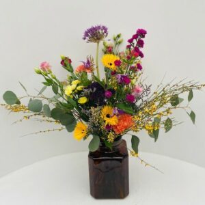 Kleurrijk wildboeket in vaas (€39,5 per boeket)