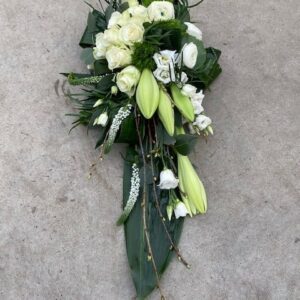Druppelvormig bloemstuk modern gestoken op groep