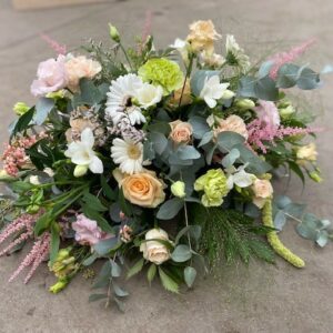 Rond bloemstuk pastelkleuren