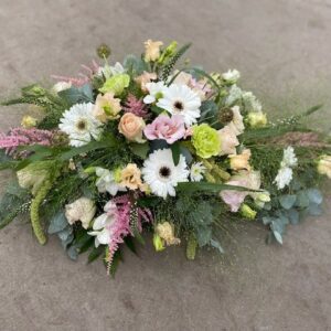 Wild geschikt bloemstuk in pastelkleuren