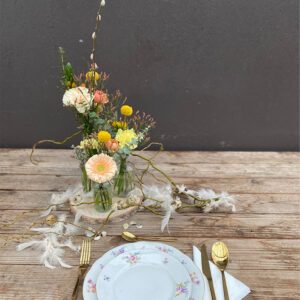 Tafelversiering pasen bloemen bloemenloods bloemstuk