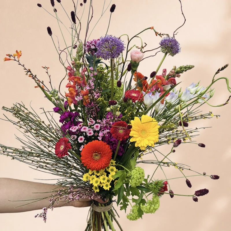 Kleurrijk wildboeket met verschillende kleuren - de bloemenloods